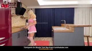 Sakso Yapan Hizmetçi, Ev Sahibini Tatmin Eder