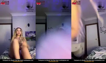 Güzel üniversite öğrencisi kostümüyle seksi poz veriyor